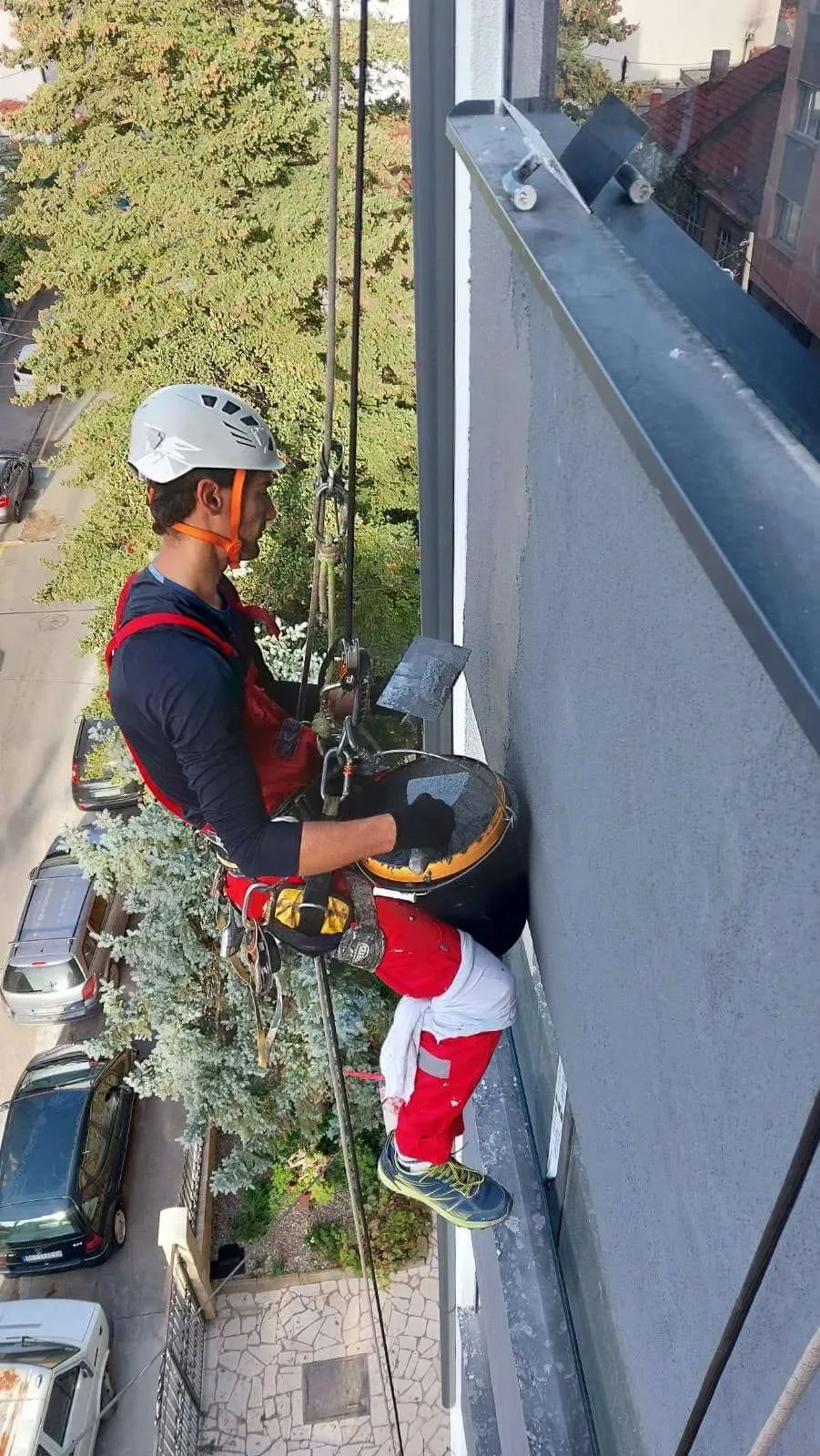 Alpinistička popravka fasade zgrade - rad na užetu bez skele